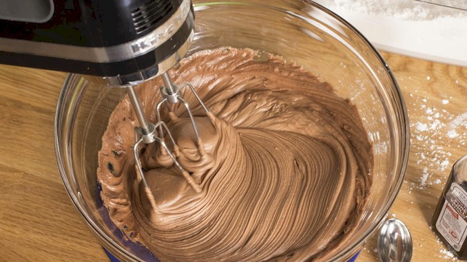 如何在家製作巧克力奶油蛋糕