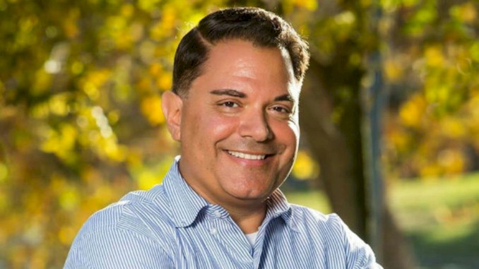 斯蒂夫.帕迪利亞（steve Padilla）是丘拉維斯塔的議員和加利福利亞海岸委員會的主席