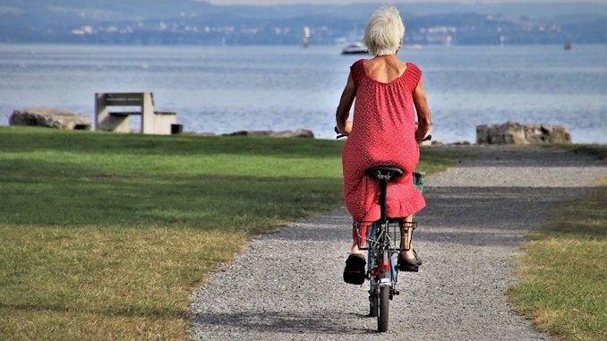老年人能騎車嗎-騎車給來老年人帶來的好處以及保持安全的12個建議
